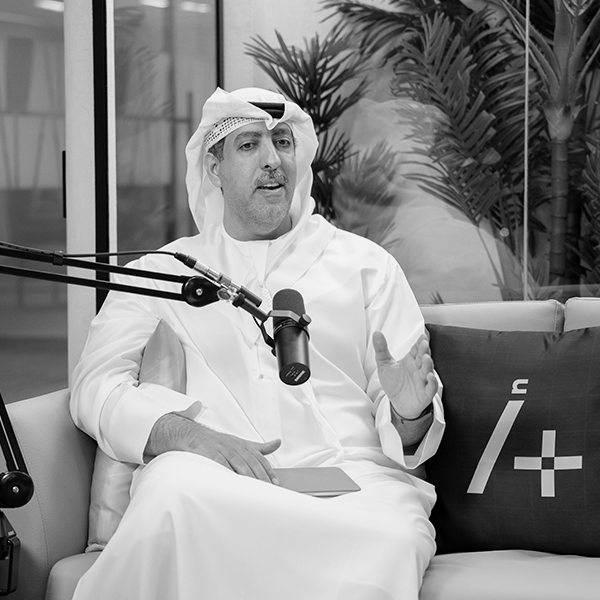 منصور الدرعي أثناء تسجيل حلقة بودكاست